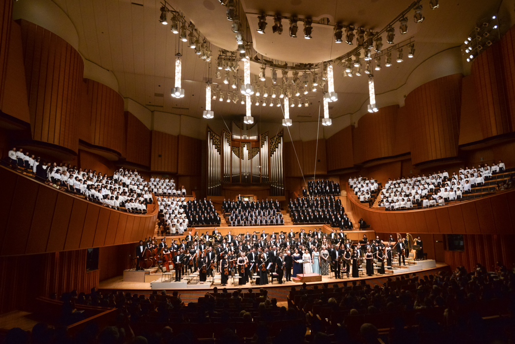 札幌コンサートホールKitaraの約3割ほどが合唱団で埋め尽くされた。こうした大人数の音楽家たちが精緻なアンサンブルを繰り広げ、壮麗な音響世界を作り出すのも、クラシック音楽ならではの醍醐味といえる。 2019年7月21日札幌コンサートホールKitaraにて　写真提供：PMF組織委員会