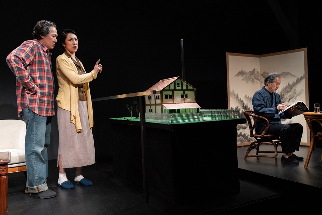 世界初演となった『隣の家－THE NEIGHBERS』。左から吉見一豊、森尾舞、藤田宗久。撮影：坂内太