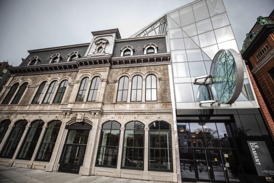 ケベックシティ旧市街の中心地に2019年９月にオープンした新劇場ル・ディアマン(Le Diamant)。目印は名前の通りのダイヤモンドのオブジェ。（C）Elias Djemil Matassov