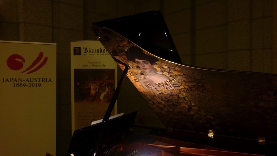 会場には、クリムト「アデーレ・ブロッホ・バウアーの肖像」を描き込んだ、現代のベーゼンドルファー製ピアノ「ウーマン・イン・ゴールド」（ 税別1800万円 ）も設置された。筆者撮影