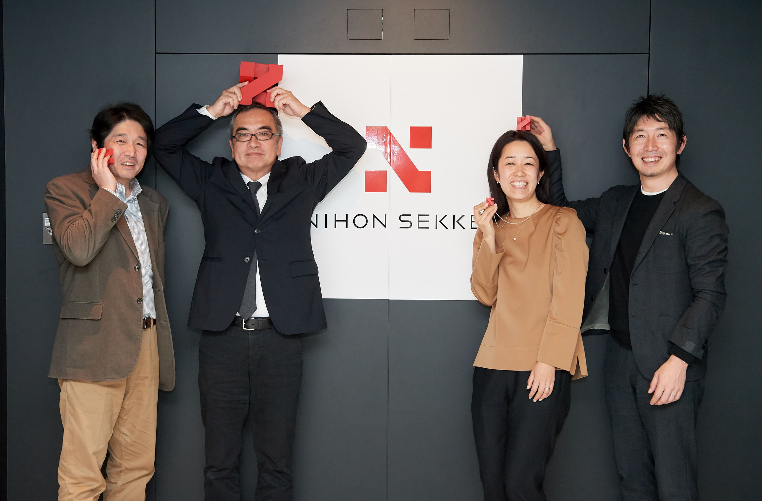 次の50年に残す「笑顔」の意味。なぜ社員500人の写真を撮ったのか