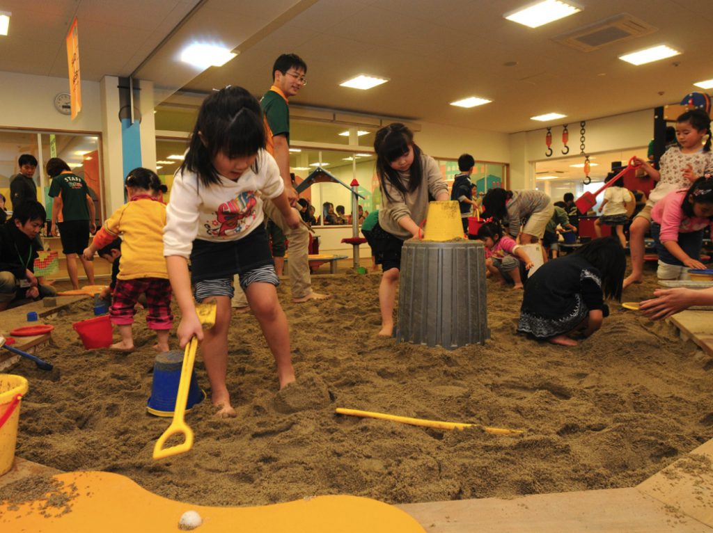 PEP kids Koriyamaの砂場で遊ぶ子どもたち