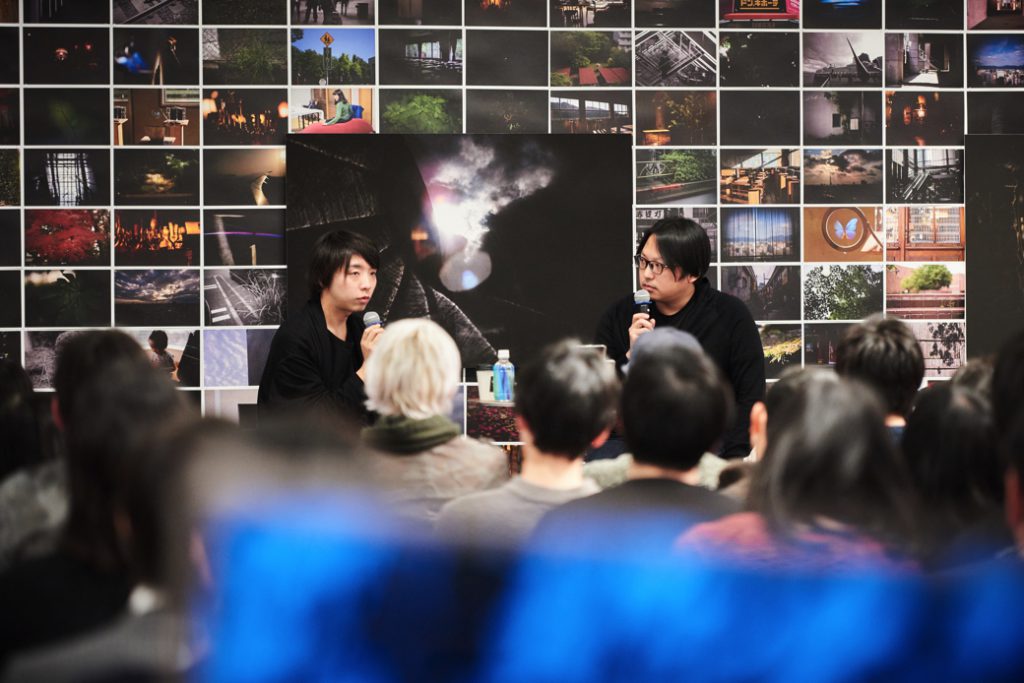 落合陽一さん（左）と、アーティスティックディレクター兼フォトグラファーのYASUNARI KIKUMAさん