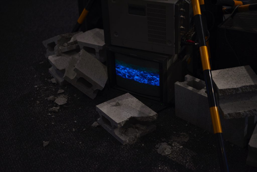 8Kテレビとブラウン管のテレビの周りに、砕いたコンクリート配したインスタレーション　Photo by Kazuma Hata