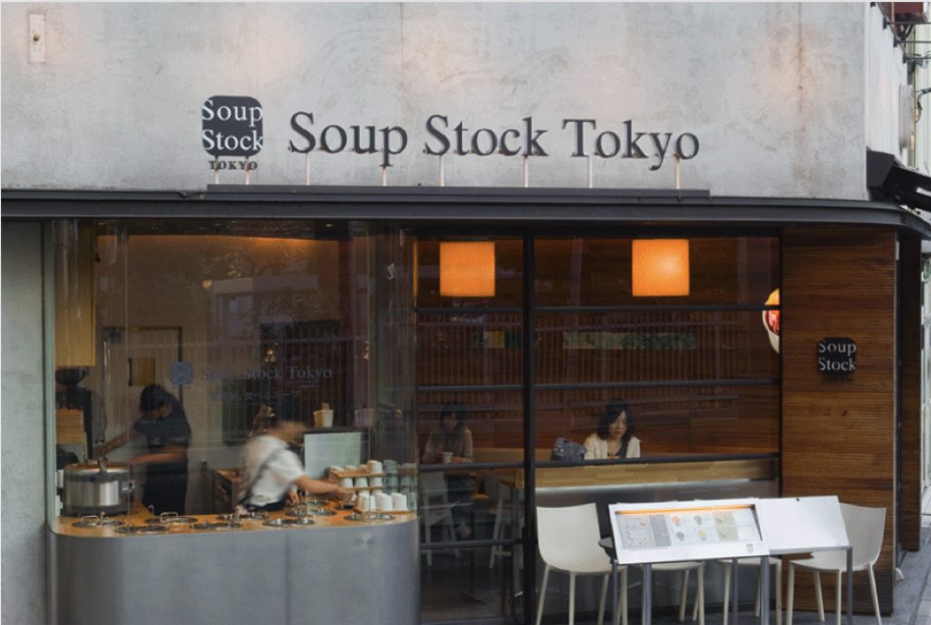 食べるスープの専門店「Soup Stock Tokyo」。料理一つひとつに彩りがあるのでお店の外観や内観には色は使わず、素材そのものを活かす