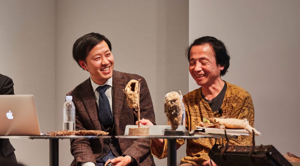 建築家の中村拓志さん（左）と、鳥の巣研究家の鈴木まもるさん