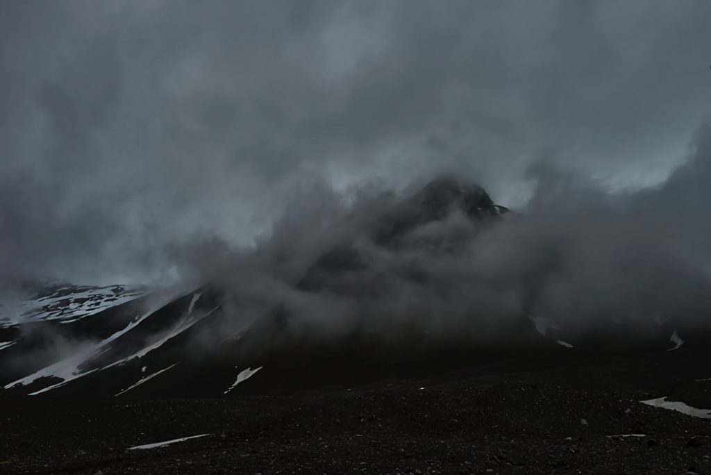 氷が蒸発して濃霧に覆われた北極の島「isbjornhmana」　©半田也寸志