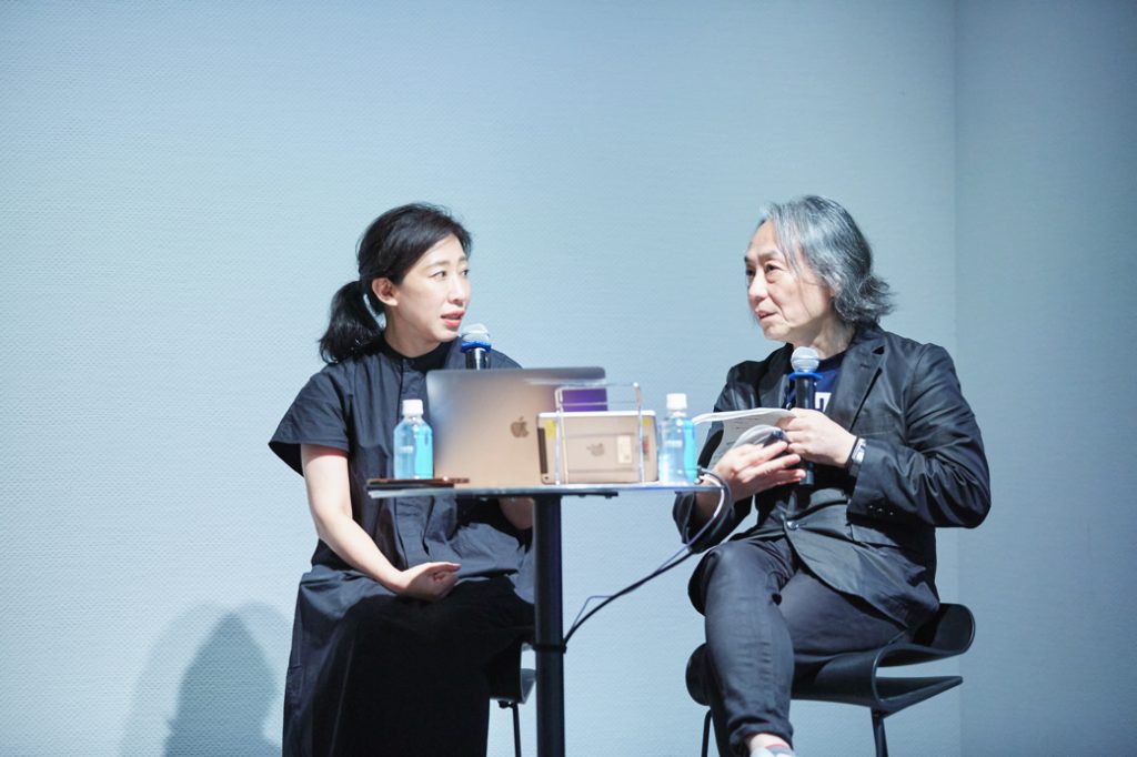 美術ジャーナリストの鈴木芳雄さん（右）と『IMA』エディトリアルディレクターの太田睦子
